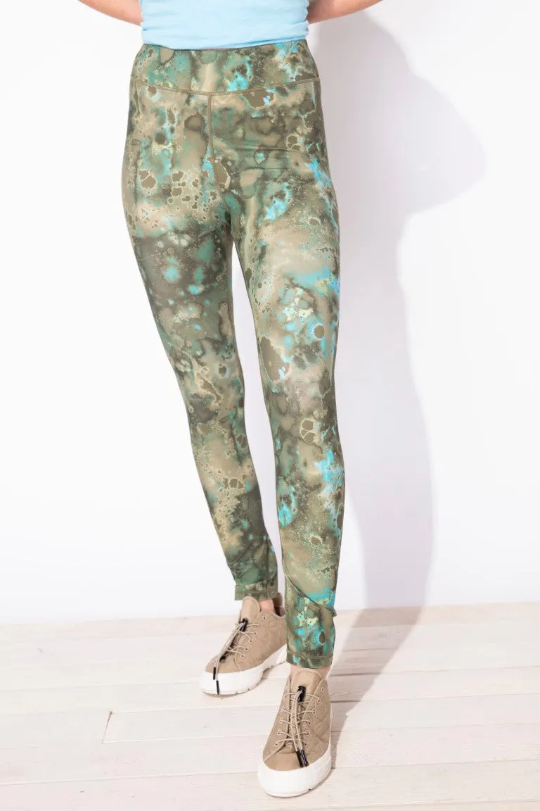 On The Move Leggings in Fog by Escape