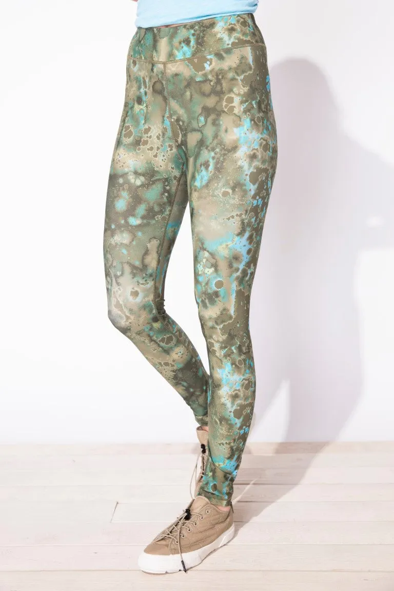 On The Move Leggings in Fog by Escape